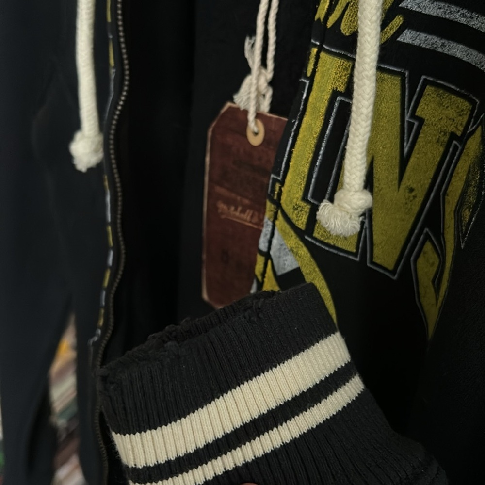 NWT Mitchell & Ness women’s NHL Boston Bruins Hoodie Distressed look Size Small - Picture 9 of 11